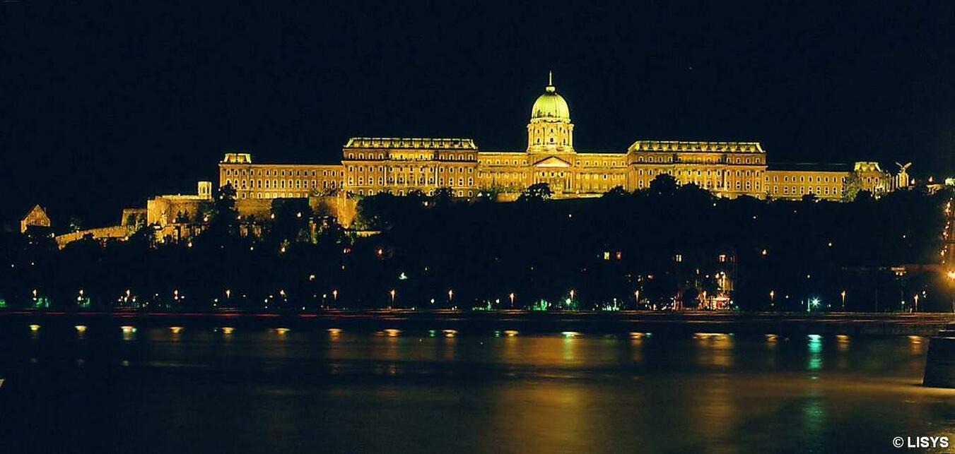 A Budavári palota díszvilágítása
