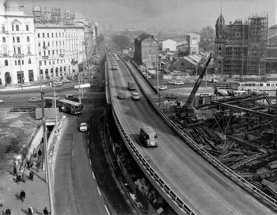 Felüljáró a Nyugati (Marx) téren, 1982. Forrás: Ilyenisvoltbudapest.hu A képekhez tartozó információk a www.ilyenisvoltbudapest.hu honlapról származnak.