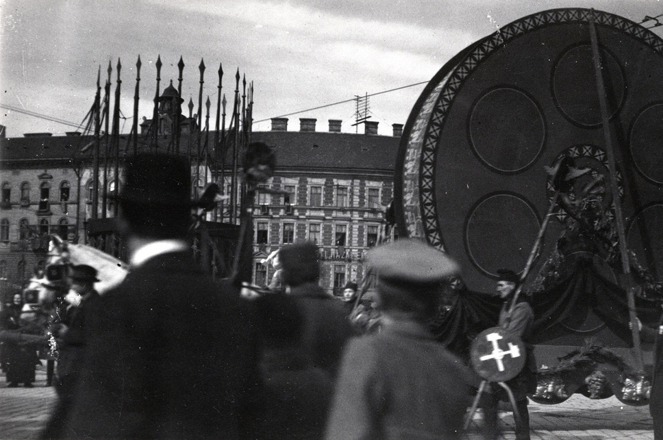 A Nyugati (Berlini) tér, a moziszakma felvonulása 1919. május 1-én. Háttérben a tér lipótvárosi házai. Forrás: Fortepan / Marics Zoltán