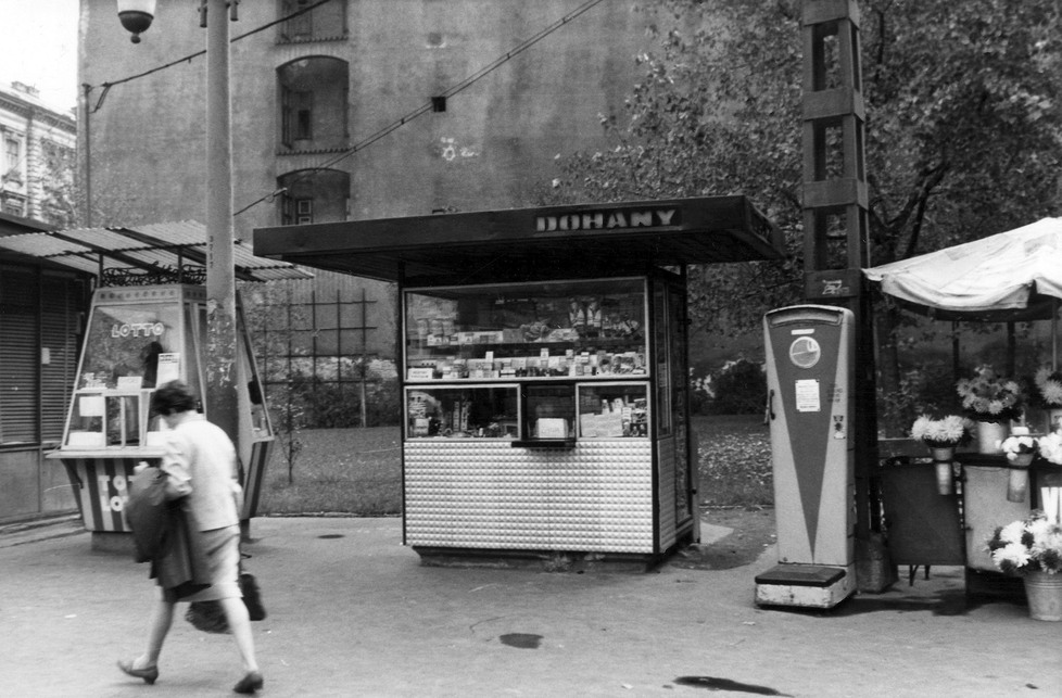 Pavilonsor a Nyugati (Marx) téren, a Jókai utca és a Bajcsy-Zsilinszky út között. Forrás: Fortepan / Budapest Főváros Levéltára. Levéltári jelzet: HU_BFL_XV_19_c_11