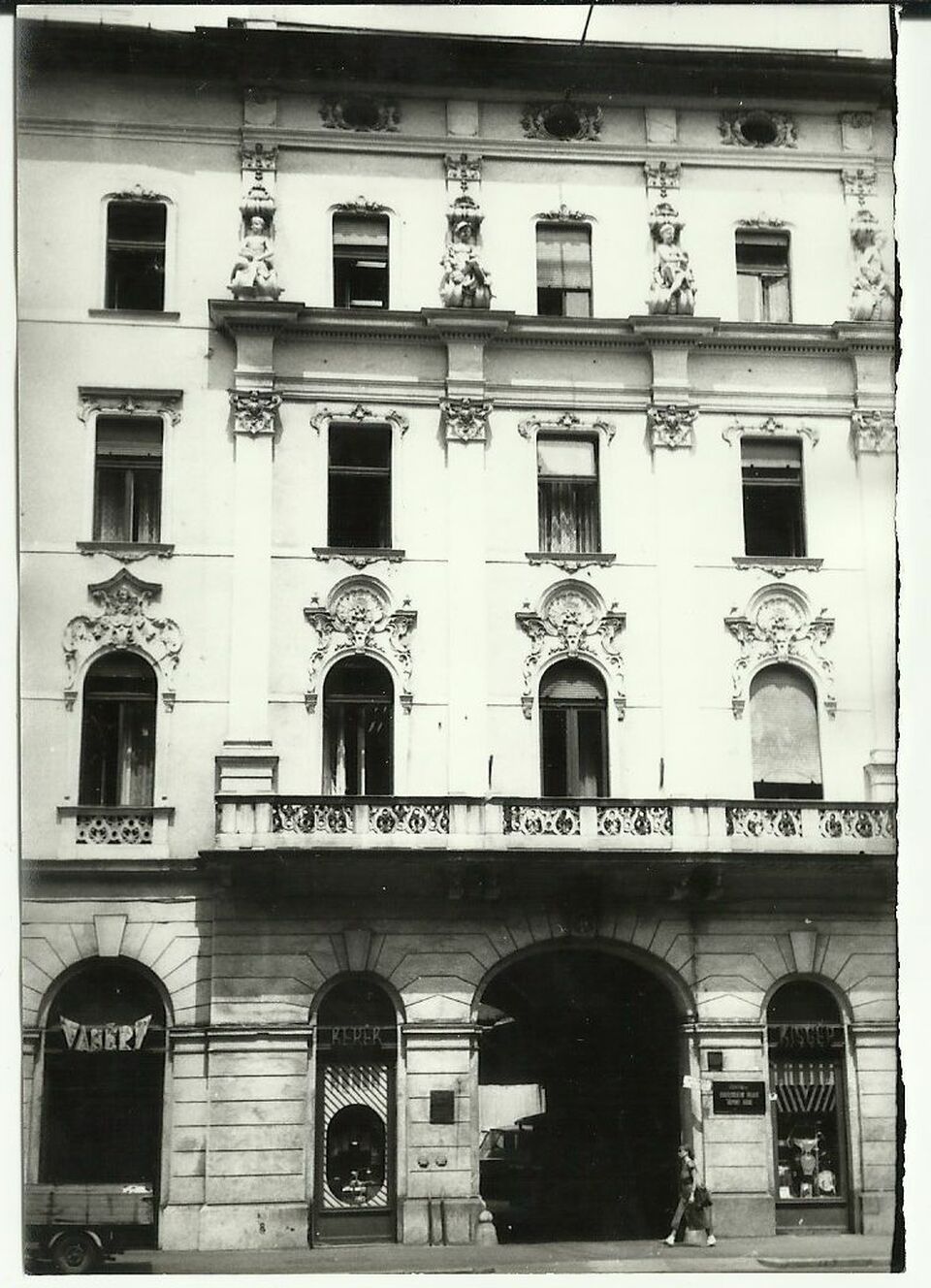 A Heinrich Udvar Üllői úti főhomlokzatának részlete archív fényképfelvételen.  Forrás: Magyar Kereskedelmi és Vendéglátóipari Múzeum, via MaNDA