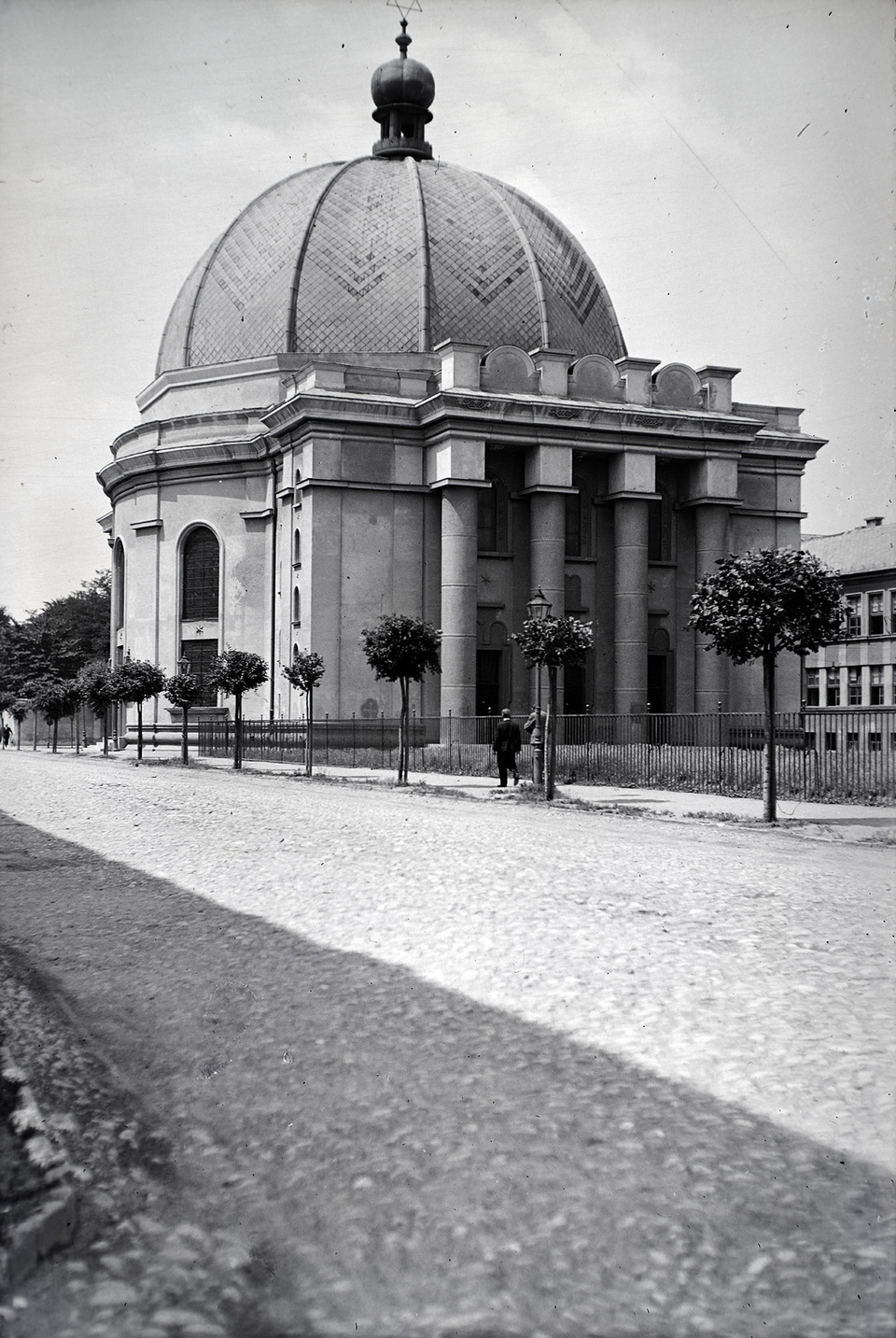 A Kozma Lajos tervei alapján 1927-ben felépült neológ zsinagóga Kassán, 1939-ben. Fotó: Fortepan / Sattler Katalin