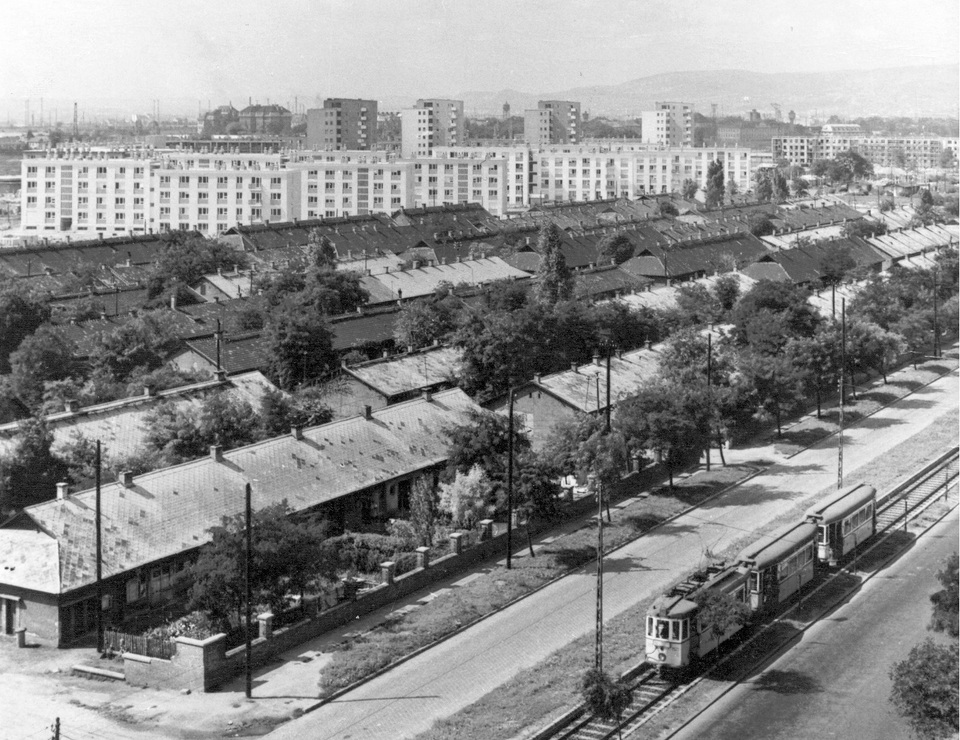 Az Üllői út 1970-ben, előtérben a húszas években menekültek százainak menedéket adó Mária Valéria telep még meglévő házsorai. Forrás:Fortepan / Ferencvárosi Helytörténeti Gyűjtemény