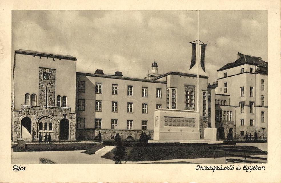 Pécs, egyetemi épület az előtte elhelyezett Országzászlóval. Kép: Csorba Győző Könyvtár – Pécs, via MaNDA