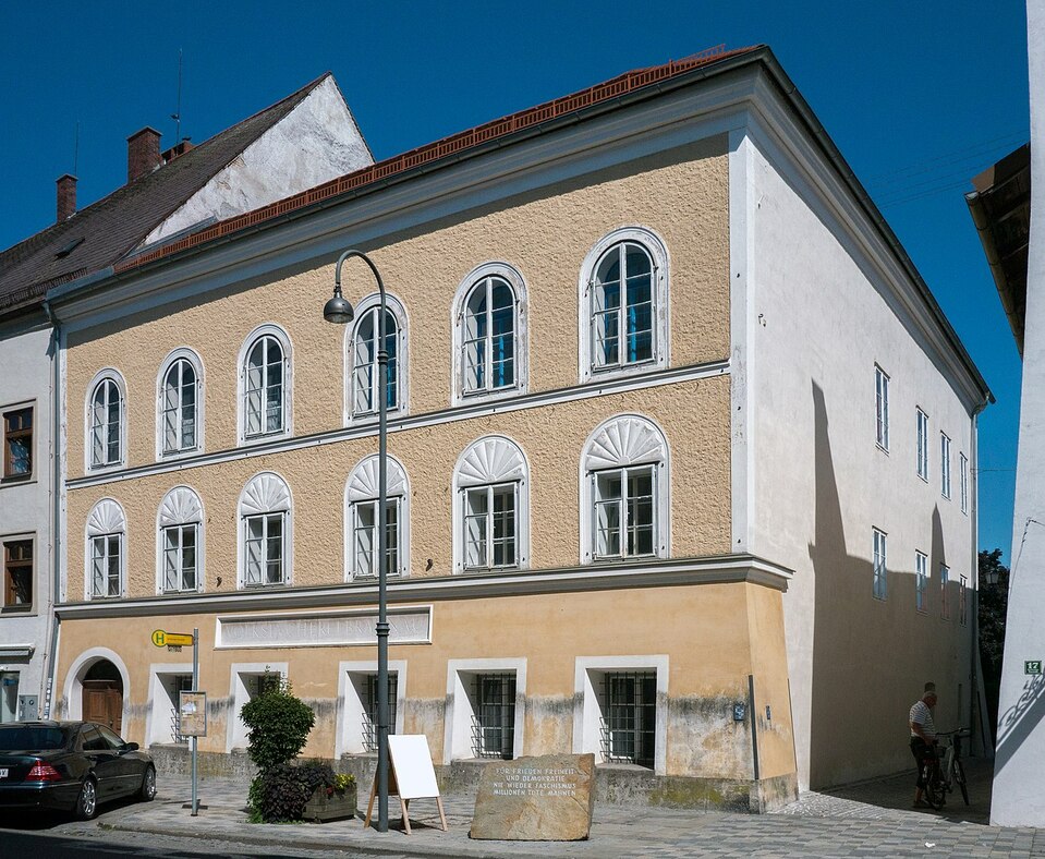 Salzburger Vorstadt 15, azaz Adolf Hitler szülőháza Braunau am Innben. Fotó: Thomas Ledl, 2015, via Wikimedia Commons