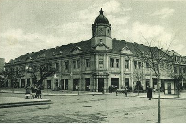 A korábbi gyöngyösi bank helyén, a tűzvész után újjáépült banképület az 1930-as években, tervező: Freund Dezső. Forrás: képeslap a szerző gyűjteményéből