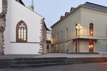 A Stadtcasino új, a Barfüsserplatzra néző homlokzata. Fotó © Stadtcasino Basel | Fotografie roman weyeneth