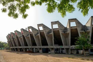 Sardar Vallabhbhai Patel Stadium, Ahmadábád, India (Charles Correa; szerkezettervező: Mahendra Raj, 1966). Fotó: Sanat Jhaveri & Co