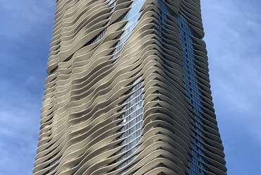 Aqua Tower (2009): 82 szintes, 262 méteres vegyes funkciójú épület, hullámzó kontúrú födémlemezekkel, külső teraszokkal a ház teljes magasságában - terv: Studio Gang. - fotó: Benkő Melinda, 2020 március