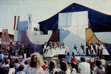 Szabadtéri rendezvény a művelődési központ udvarán (Forrás: Új Tükör, 1986. június 1.)