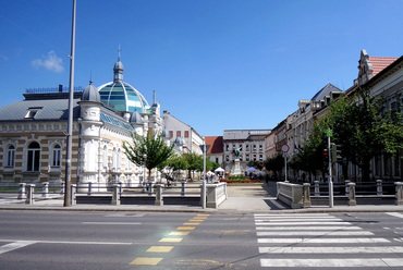 Az Erzsébet tér a háttérben a Korona / Avas Szálló  romos épületével 2017-ben. Fotó: Balogh Attila