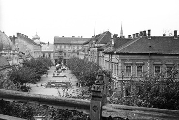Az Erzsébet tér az Avasról nézve, háttérben a Széchenyi utcán a Korona szálló. 1955. Forrás: Fortepan, adományozó: Pálfi Balázs