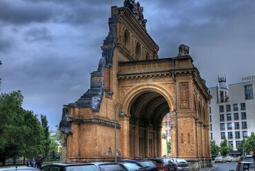 Az Anhalter Bahnhof romjai napjainkban. Fotó: Drrcs15, Wikimedia Commons