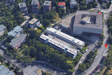 Az épületegyüttes a Google Streetview képén. Balra az eddig is az MCC által használt egykori tisztképző, jobbra a Balassi Intézet hajdani központja.
