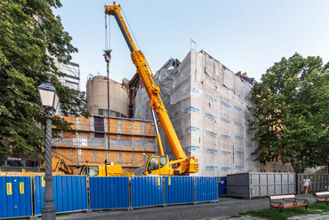 A Teherelosztó épületének bontása 2020. augusztus 1-én. Fotó: Gulyás Attila