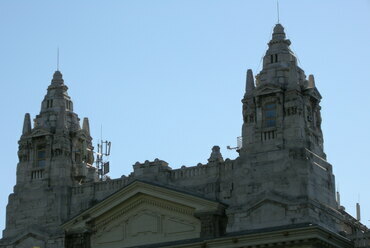 A timpanont körbeölelő tornyok a főhomlokzaton, 2009 – forrás: Wikipedia