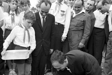 Alapkőletétel 1969 augusztusában: Timár Mátyás a 90 kg-os sütői márványtömbbel - forrás: északipart.hu