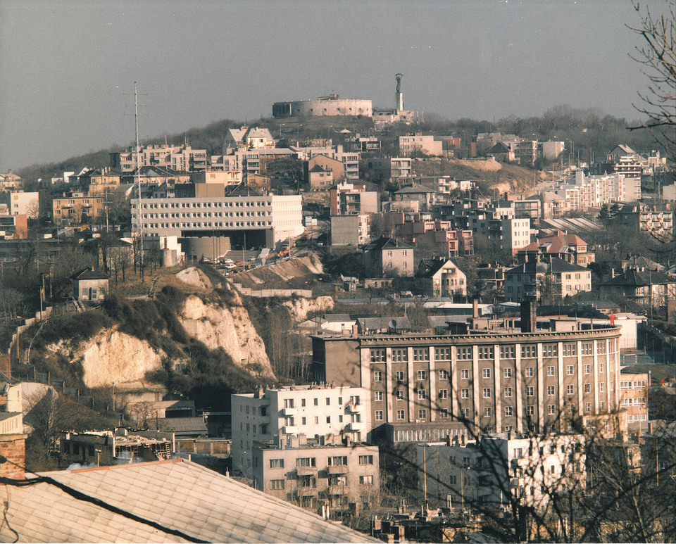 Archív felvétel a Gellérthegy nyugati oldaláról, az újonnan elkészült épülettel. 1985 körül. Fotó: Pázmándi Margit hagyatéka