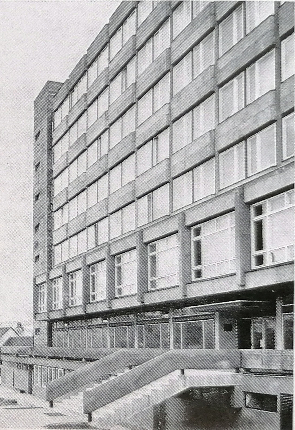 Az épület archív fényképe. Forrás: Magyar építészet 1945-1970. Corvina, Budapest, 1972.