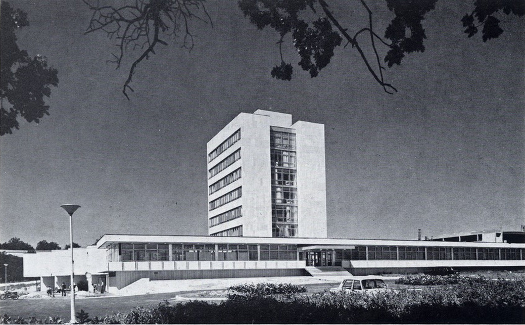 Balatoni Úttörőváros központi épülete, Zánka, 1974 – terv: Kiss Imre ÁÉTV