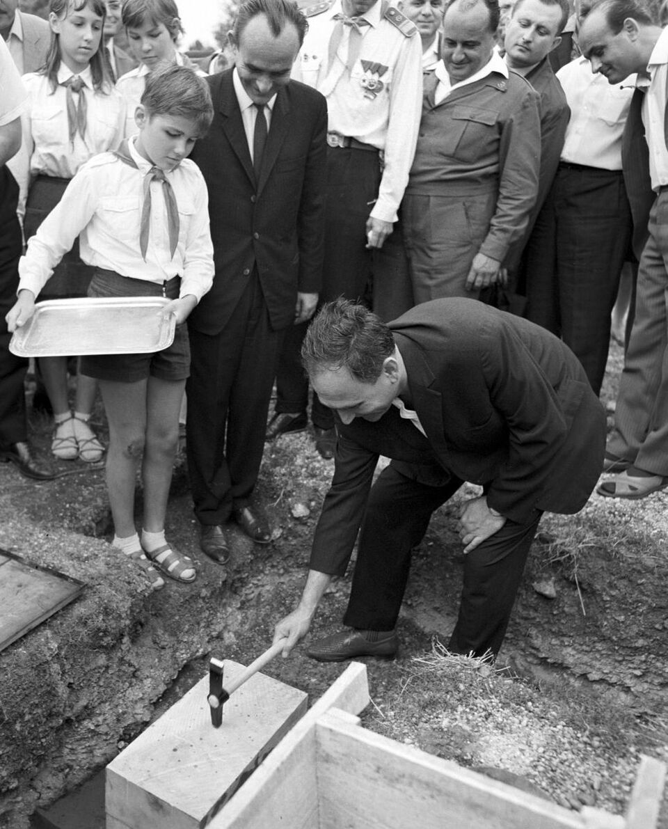 Alapkőletétel 1969 augusztusában: Timár Mátyás a 90 kg-os sütői márványtömbbel - forrás: északipart.hu