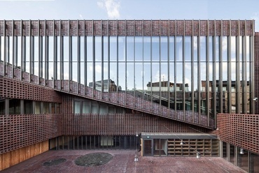  Sziléziai Egyetem rádiós és televíziós karának épülete ( BAAS, Grupa 5, Małeccy) Katowice -  fotók a Noguchi hozzájárulásával