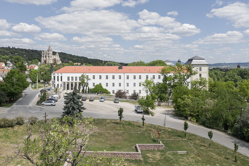 Keresztelő Szent János Iskolaközpont, Zsámbék, távlati kép –  terv: Kovács Zoltán, Golda János, Csontos Gyula, Kollektív Műterem, 2019 – fotó: Danyi Balázs