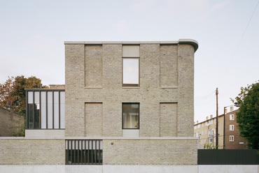 31/44 Architects: Corner House, háromlakásos épület Kelet-Londonban. Fotó © Rory Gardiner