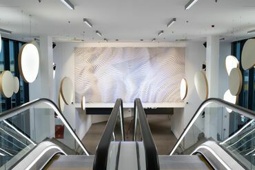 Az S39 Hybrid Design munkái a Liszt Ferenc Nemzetközi Repülőtér új utasmolójában, Az utasmóló belsőépítészeti tervezője: DVM group, Fotó: Ludmann Dániel