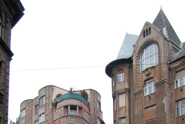 A Harsányi testvérek bérháza a Népszínház utca 19. alatt, a legutóbbi felújítást megelőzően. Épült: 1911-1912. Fotó: Építészfórum