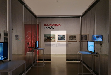 A második terem. A középen elhelyezett kubusban négy képernyőn a négy alkotóhoz kapcsolódó képek futnak. Fotó: a szerző