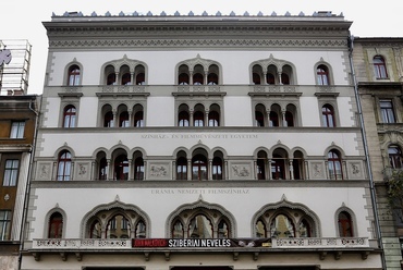 Budapest, a Rimanóczy-ház, vagyis az Uránia főhomlokzata. Fotó forrása: Wikimedia Commons, Felhasználó: Backofbourke99