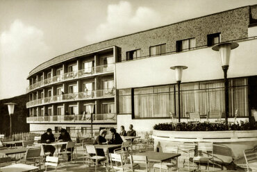 Pécs, Hotel Kikelet (SZOT-üdülő) 1965-ben, tervező: Lauber László és Nyiri István (képeslap a szerző gyűjteményéből)