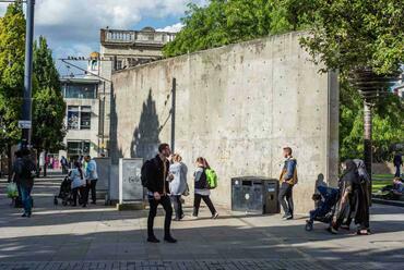 Lebontják Tadao Ando manchesteri betonfalát – különálló fal – fotó: Manchester City Council