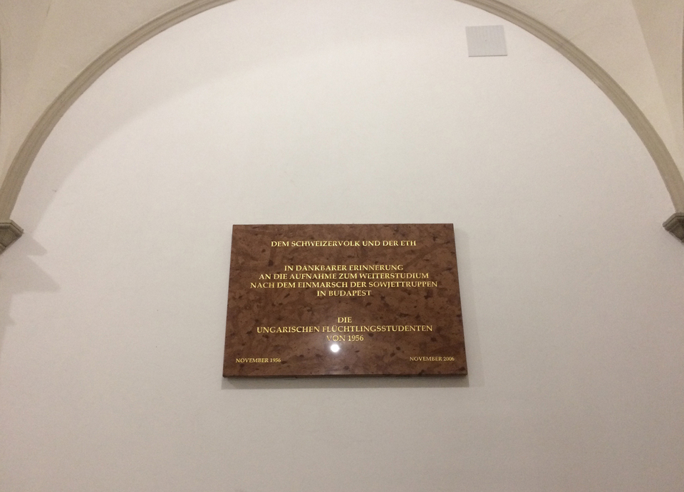 Emléktábla a zürichi ETH épületében (Fotó: Édes Zsuzsanna, 2017) 