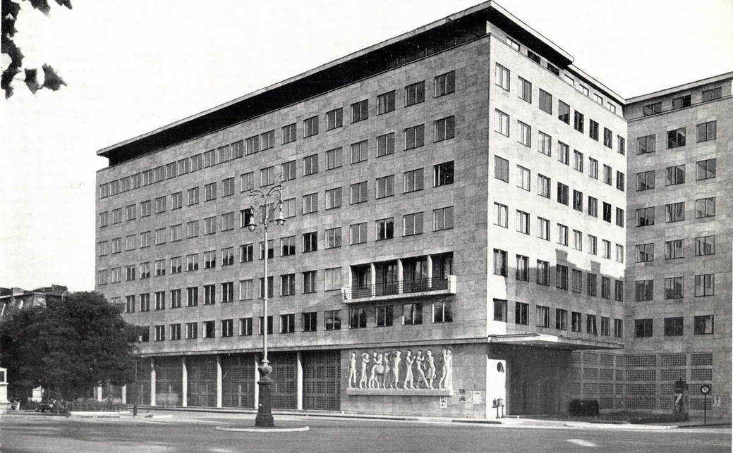 Budapest, Szabadság tér 5-6., 1942-ben, tervező: Lauber Lázló és Nyiri István (Tér és Forma, 1942/2., 17. o.)