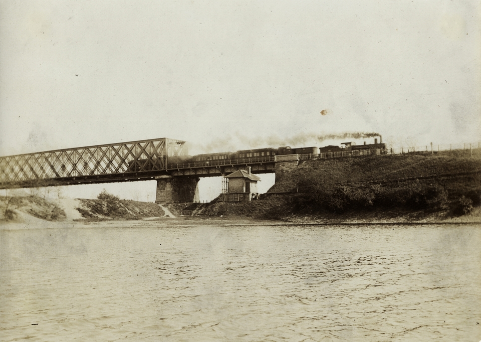 Lágymányosi-tó, az Összekötő vasúti híddal még 1906-ban. Forrás: Fortepan, Adományozó: Szémán György