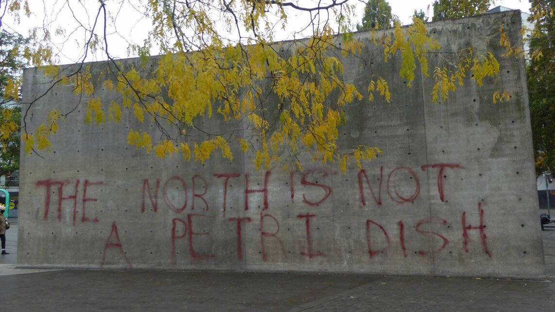 Lebontják Tadao Ando manchesteri betonfalát – graffiti a falon – fotó: Dezeen