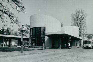 A balatonalmádi autóbusz-pályaudvar főhomlokzata az 1970-es években (UVA/100834-100848/100841) – Lechner Tudásközpont, Dokumentációs Központ / Fotótár, UVATERV