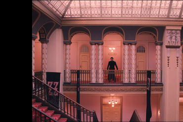 Wes Anderson: A Grand Budapest Hotel (2014) – Fox Searchlight Pictures/InterCom – A Görlitzer Warenhaus belsőépítészete. (Adrien Brody)