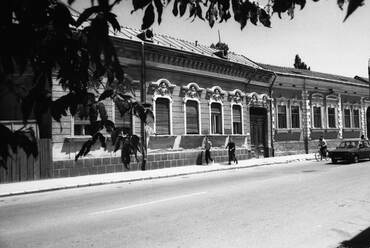 Földszintes historizáló lakóházak sora a Kossuth utcában az 1900 körüli évekből. Kimaradtak a védett városképi együttesből. Fotó: Török Gáspár, via Azopan