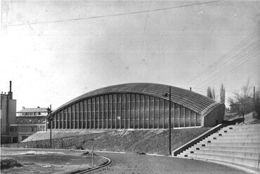 A pasaréti Vasas Sporttelep teniszcsarnoka, 1955–1960. Tervezők: Menyhárd István, Papp Béla, Szendrői Jenő, Biczók Katalin. Építéstechnológia: Semsey Lajos. Fotó: Modern Ipari Építészetért Alapítvány – IPARTERV Fotóarchívum