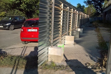 	Megőrizhető-e még a Római szelleme? – kerítés a keresztbe vágott parkolóval – kép: Balogh Kálmán