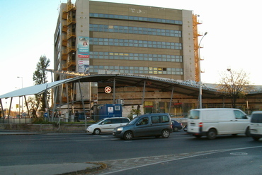 A BKV iroda- és műhelyháza, előterében a felújított metróvégállomás, 2007. Forrás: Wikipedia
