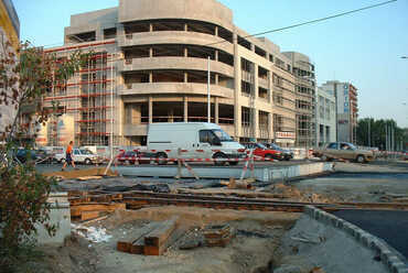 A villamosvágányok összekötése és az Árkád Bevásárlóközpont építése, 2001. Forrás: ik435t.freeweb.hu/bpanno/foto/