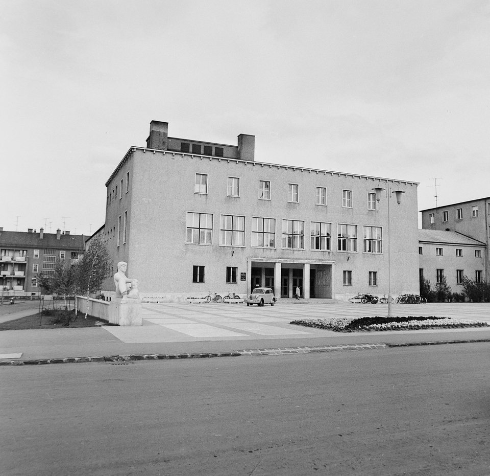 Zalaegerszeg, Művelődési Központ (ma: Hevesi Sándor Színház) 1969-ben, tervező: ifj. Kotsis Iván (Fortepan/Bojár Sándor)