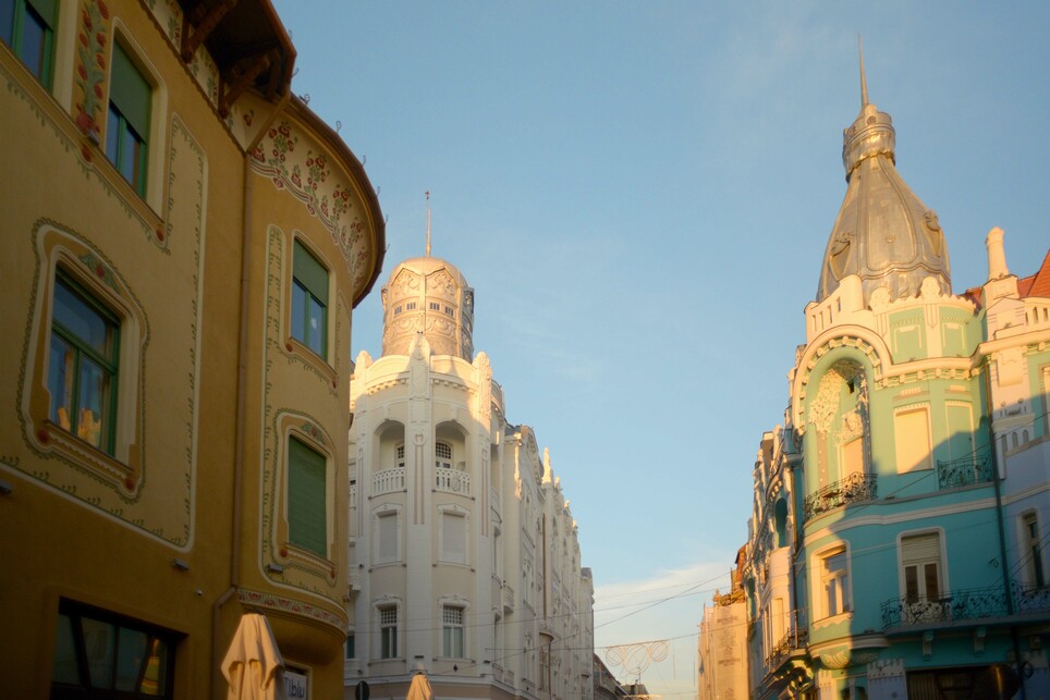 A Fő (Republicii) és a Szaniszló (Eminescu) utcák kereszteződése. Balról jobbra: Stern palota; Apolló palota/Városi bérház; Moskovits Miksa bérháza. Fotó: Zuh Deodáth