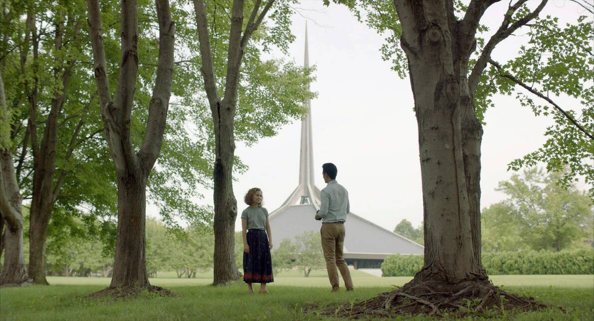 Kogonada: Columbus (2017) – Sundance Institute – Háttérben az Eero Saarinen által tervezett North Christian Church. (Haley Lu Richardson, John Cho)