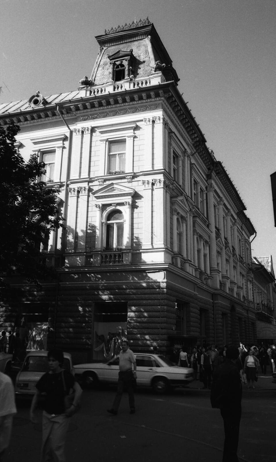 Sarokok és emberek I. Pap Zsigmond bérpalotája a Bolyai utca torkolatánál. Fotó: Török Gáspár, via Azopan