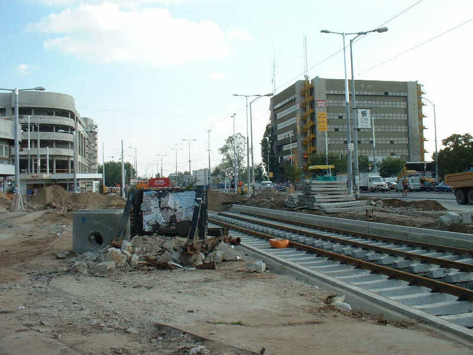 A villamosvágányok összekötése és az Árkád Bevásárlóközpont építése, 2001. Forrás: ik435t.freeweb.hu/bpanno/foto/